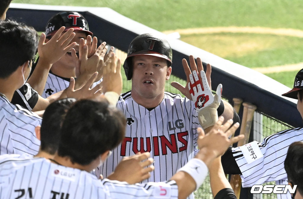 9일 서울 잠실야구장에서 열린 ’2021 신한은행 SOL KBO 리그' LG 트윈스와 한화 이글스의 경기, 1회말 2사에서 LG 보어가 만루 홈런을 치고 더그아웃에서 동료들의 축하를 받고 있다. 2021.09.09 /sunday@osen.co.kr