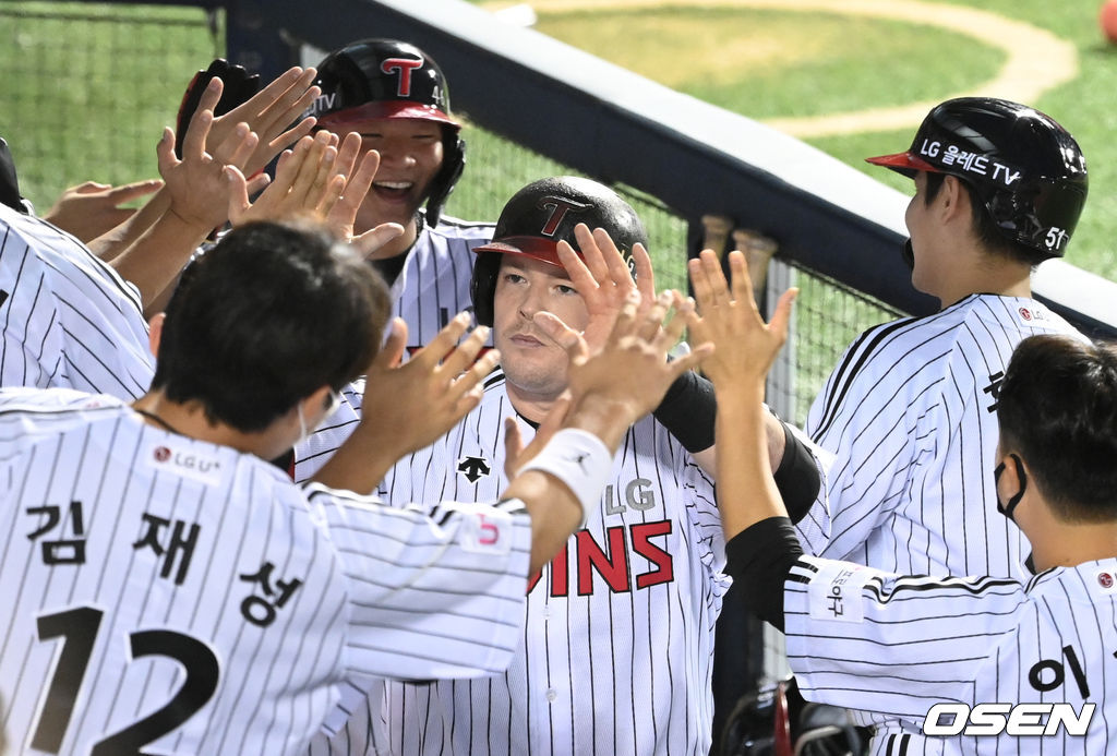9일 서울 잠실야구장에서 열린 ’2021 신한은행 SOL KBO 리그' LG 트윈스와 한화 이글스의 경기, 1회말 2사에서 LG 보어가 만루 홈런을 치고 더그아웃에서 동료들의 축하를 받고 있다. 2021.09.09 /sunday@osen.co.kr