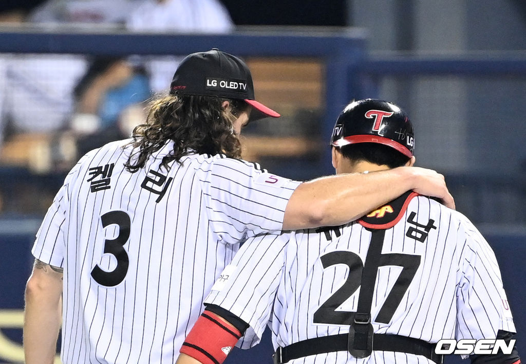 9일 서울 잠실야구장에서 열린 ’2021 신한은행 SOL KBO 리그' LG 트윈스와 한화 이글스의 경기, 5회초 수비를 마친 LG 켈리가 포수 유강남과 어깨동무를 하며 더그아웃으로 가고 있다. 2021.09.09 /sunday@osen.co.kr