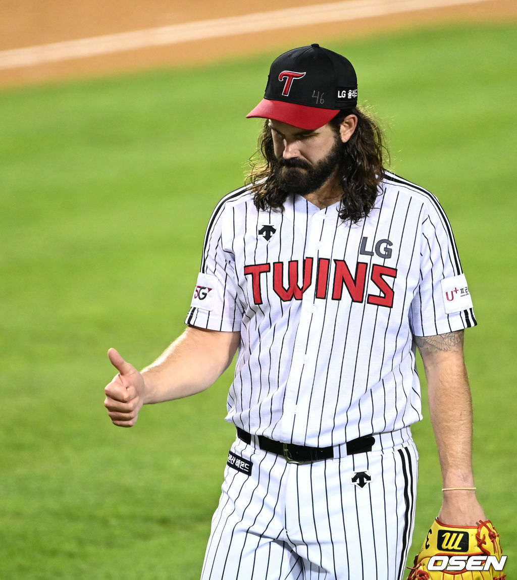 9일 서울 잠실야구장에서 열린 ’2021 신한은행 SOL KBO 리그' LG 트윈스와 한화 이글스의 경기, 6회초 수비를 마친 LG 켈리가 더그아웃으로 가며 동료들을 향해 엄지를 들어 올리고 있다. 2021.09.09 /sunday@osen.co.kr