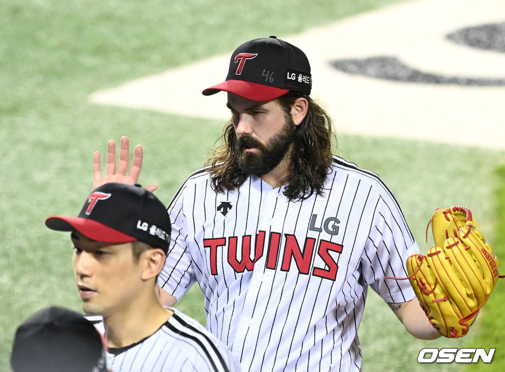 9일 서울 잠실야구장에서 열린 ’2021 신한은행 SOL KBO 리그' LG 트윈스와 한화 이글스의 경기, 6회초 수비를 마친 LG 켈리가 더그아웃으로 가며 동료들과 하이파이브를 하고 있다. 2021.09.09 /sunday@osen.co.kr