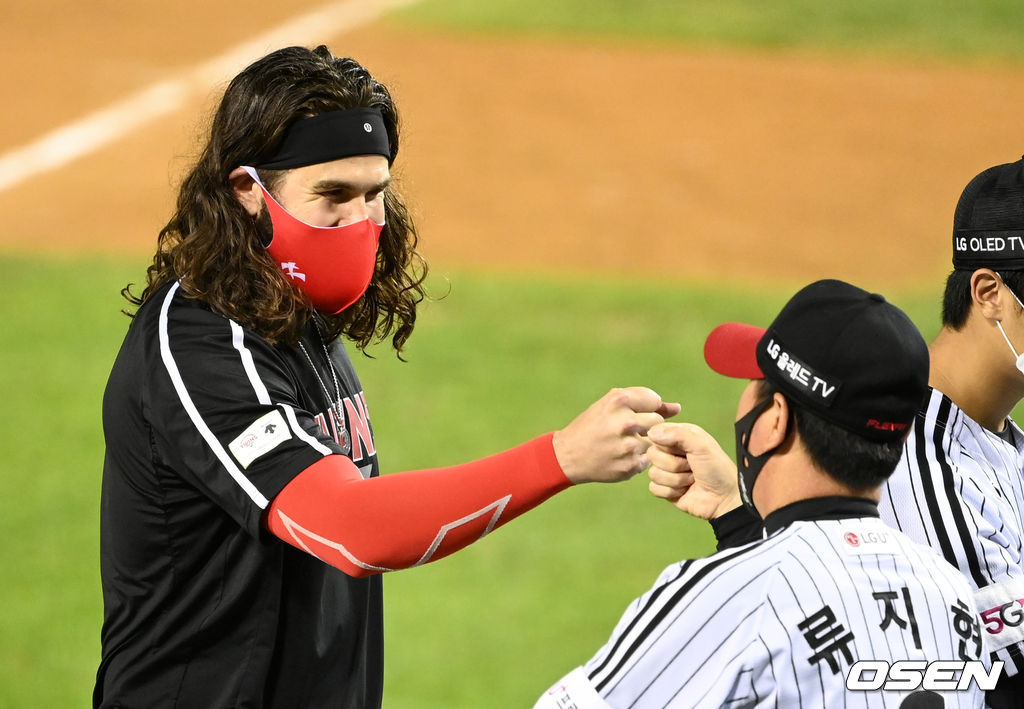 9일 서울 잠실야구장에서 열린 ’2021 신한은행 SOL KBO 리그' LG 트윈스와 한화 이글스의 경기, 종료 후 LG 켈리가 류지현 감독과 승리의 기쁨을 나누고 있다. 2021.09.09 /sunday@osen.co.kr
