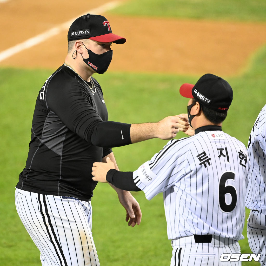 9일 서울 잠실야구장에서 열린 ’2021 신한은행 SOL KBO 리그' LG 트윈스와 한화 이글스의 경기, 종료 후 LG 보어가 류지현 감독과 승리의 기쁨을 나누고 있다. 2021.09.09 /sunday@osen.co.kr