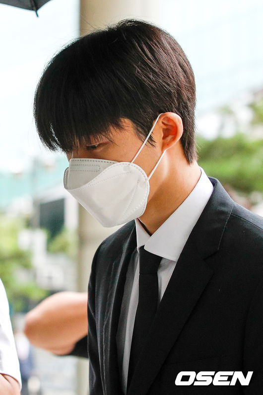 비아이가 법원에 출석하고 있다. 2021.8.27 / dreamer@osen.co.kr