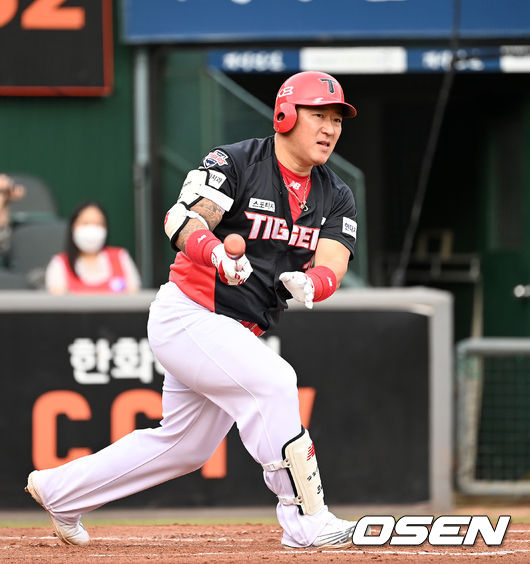 4일 오후 한화생명이글스파크에서 ’2021 신한은행 SOL KBO 리그' 한화 이글스KIA 타이거즈와 경기가 열렸다.2회초 무사에서 KIA 최형우가 우전 3루타를 치고 있다. 2021.09.04 /sunday@osen.co.kr