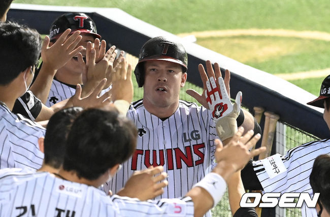 1회말 2사 만루에서 LG 보어가 우중월 만루 홈런을 치고 더그아웃에서 동료들의 축하를 받고 있다. 2021.09.09 /sunday@osen.co.kr