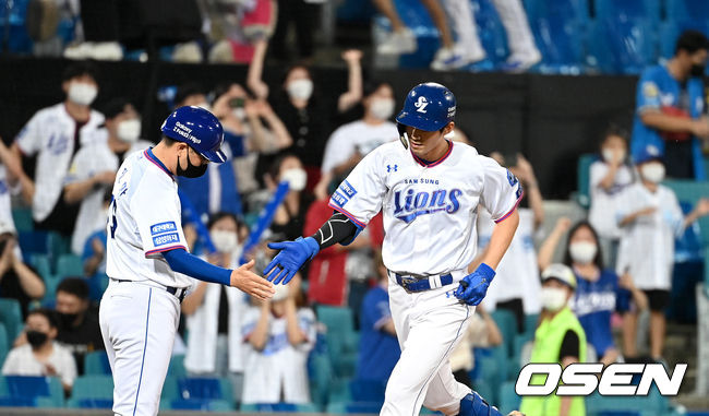 9일 오후 대구삼성라이온즈파크에서 ’2021 신한은행 SOL KBO리그’ 삼성 라이온즈와 KT 위즈의 경기가 열렸다.6회말 1사 2루 상황 삼성 구자욱이 역전 우월 투런포를 날리고 그라운드를 돌며 박진만 코치와 인사를 나누고 있다. 2021.09.09 / dreamer@osen.co.kr