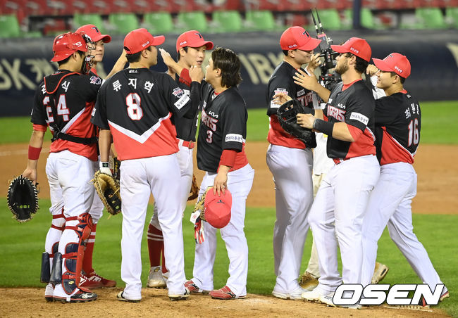 KIA가 9회 최원준의 극적인 투런포를 앞세워 더블헤더 1차전 패배를 설욕했다.KIA 타이거즈는 1일 서울 잠실구장에서 열린 2021 신한은행 SOL KBO리그 두산 베어스와의 더블헤더 2차전에서 3-2 역전승을 거뒀다.승리가 확정된 순간 KIA 타이거즈 선수들이 기쁨을 나누고 있다. 2021.09.01/ksl0919@osen.co.kr