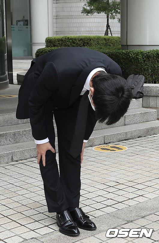 마약 구매 및 투약 혐의를 받고 있는 그룹 아이콘 전 멤버 비아이(본명 김한빈)가 27일 오전 서울 서초구 중앙지방법원에서 열린 마약류관리에관한법률위반 등 첫 공판에 출석했다.비아이가 공판을 마치고 취재진을 향해 허리를 숙이고 있다. 2021.8.27 / dreamer@osen.co.kr