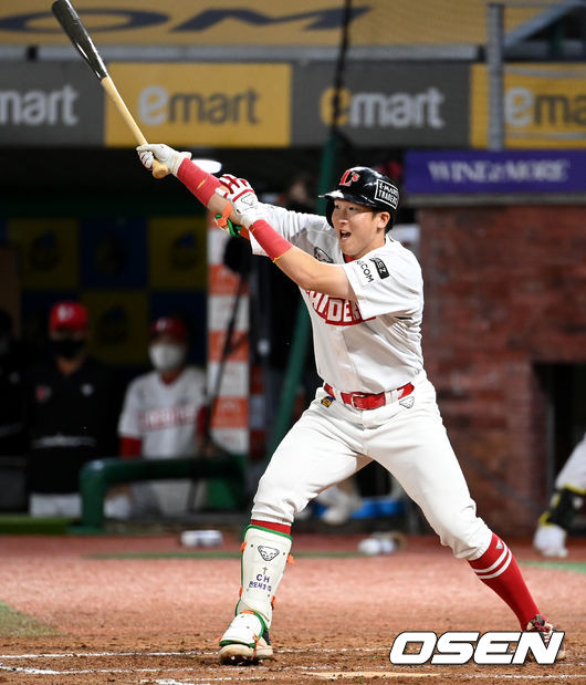 8회말 SSG 선두타자 최항이 중전 안타를 때려내고 있다. 2021.09.01 /cej@osen.co.kr