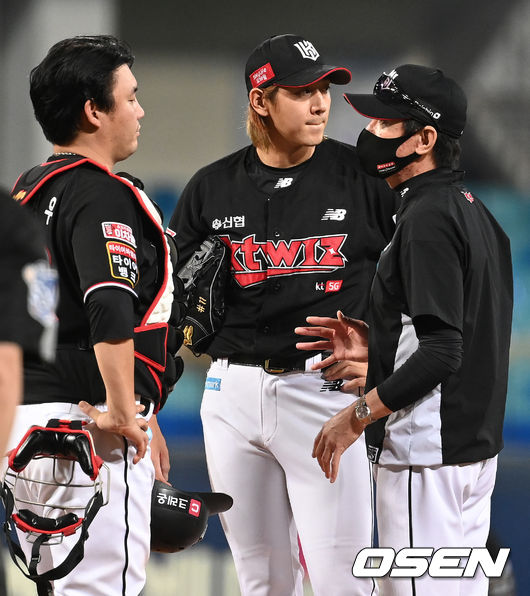 9일 오후 대구삼성라이온즈파크에서 ’2021 신한은행 SOL KBO리그’ 삼성 라이온즈와 KT 위즈의 경기가 열렸다.7회말 1사 1루 상황 KT 이강철 감독이 마운드를 방문해 투수 이대은-포수 장성우와 대화를 나누고 있다. 2021.09.09 / dreamer@osen.co.kr
