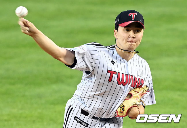 10일 오후 서울 잠실야구장에서 ’2021 신한은행 SOL KBO 리그' LG 트윈스와 한화 이글스의 경기가 열렸다.1회초 LG 선발 이민호가 힘차게 공을 던지고 있다. 2021.09.10 /cej@osen.co.kr