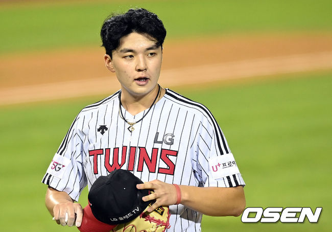 5회말 LG 이민호가 삼자범퇴로 이닝을 마친 뒤 더그아웃으로 향하고 있다. 2021.09.10 /cej@osen.co.kr