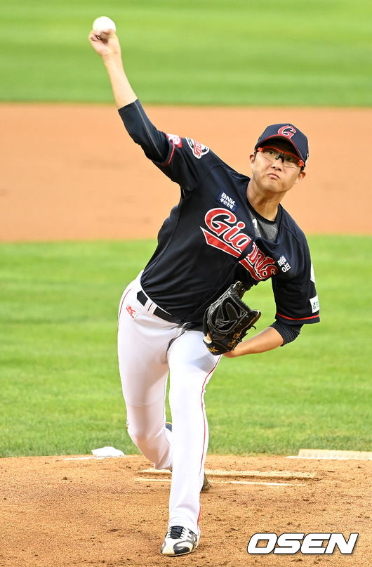 13일 오후 서울 잠실야구장에서 ’2021 신한은행 SOL KBO 리그' LG 트윈스와 롯데 자이언츠의 경기가 열렸다.1회말 무사에서 롯데 선발투수 박세웅이 역투하고 있다. 2021.08.13 /sunday@osen.co.kr