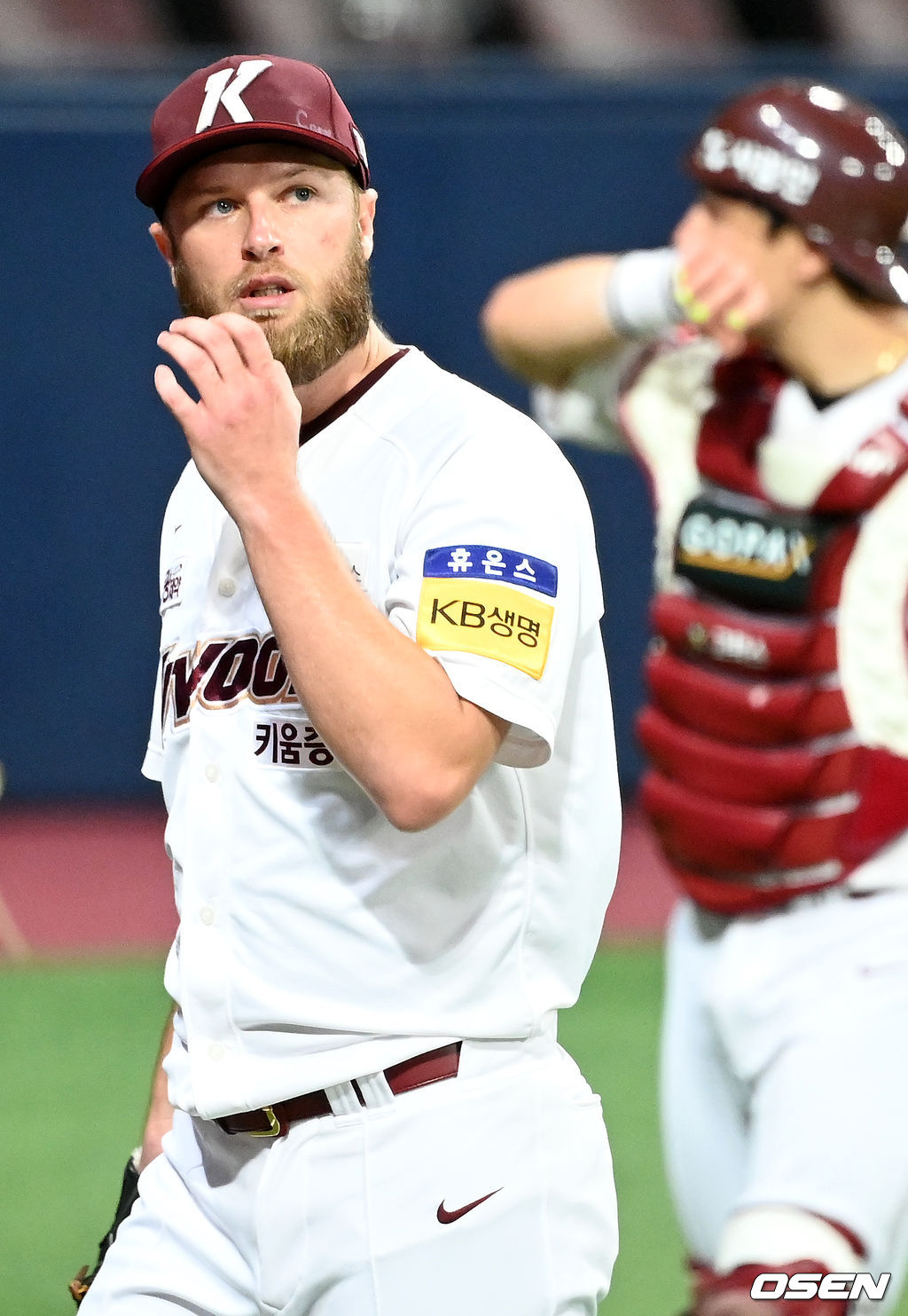 10일 오후 서울 고척 스카이돔에서 ‘2021 신한은행 SOL KBO 리그’ 키움 히어로즈와 KIA 타이거즈의 경기가 열렸다.4회초를 마친 키움 선발 요키시가 땀을 닦으며 덕아웃으로 향하고 있다. 21.09.10/rumi@osen.co.kr