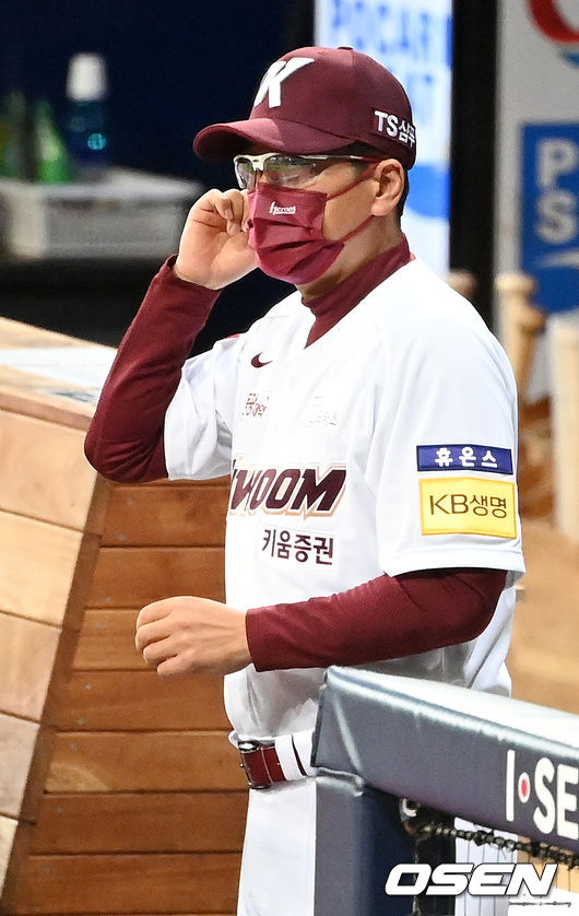10일 오후 서울 고척 스카이돔에서 ‘2021 신한은행 SOL KBO 리그’ 키움 히어로즈와 KIA 타이거즈의 경기가 열렸다.키움 홍원기 감독이 덕아웃에서 사인을 보내고 있다. 21.09.10/rumi@osen.co.kr