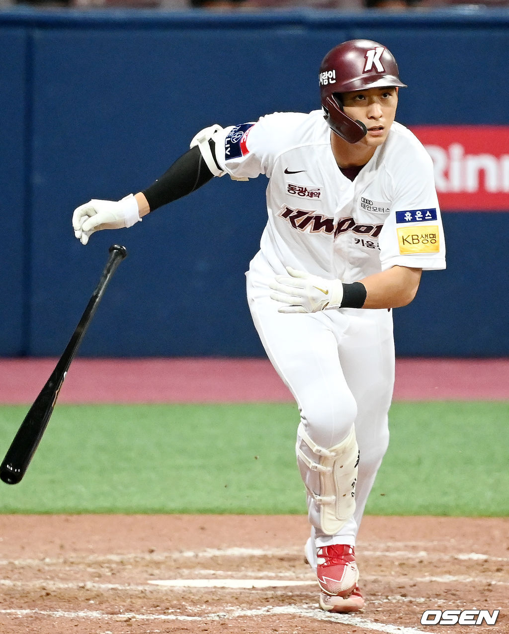 10일 오후 서울 고척 스카이돔에서 ‘2021 신한은행 SOL KBO 리그’ 키움 히어로즈와 KIA 타이거즈의 경기가 열렸다.5회말 키움 선두타자 이정후가 우익수 오른쪽 2루타를 날리고 있다. 21.09.10/rumi@osen.co.kr