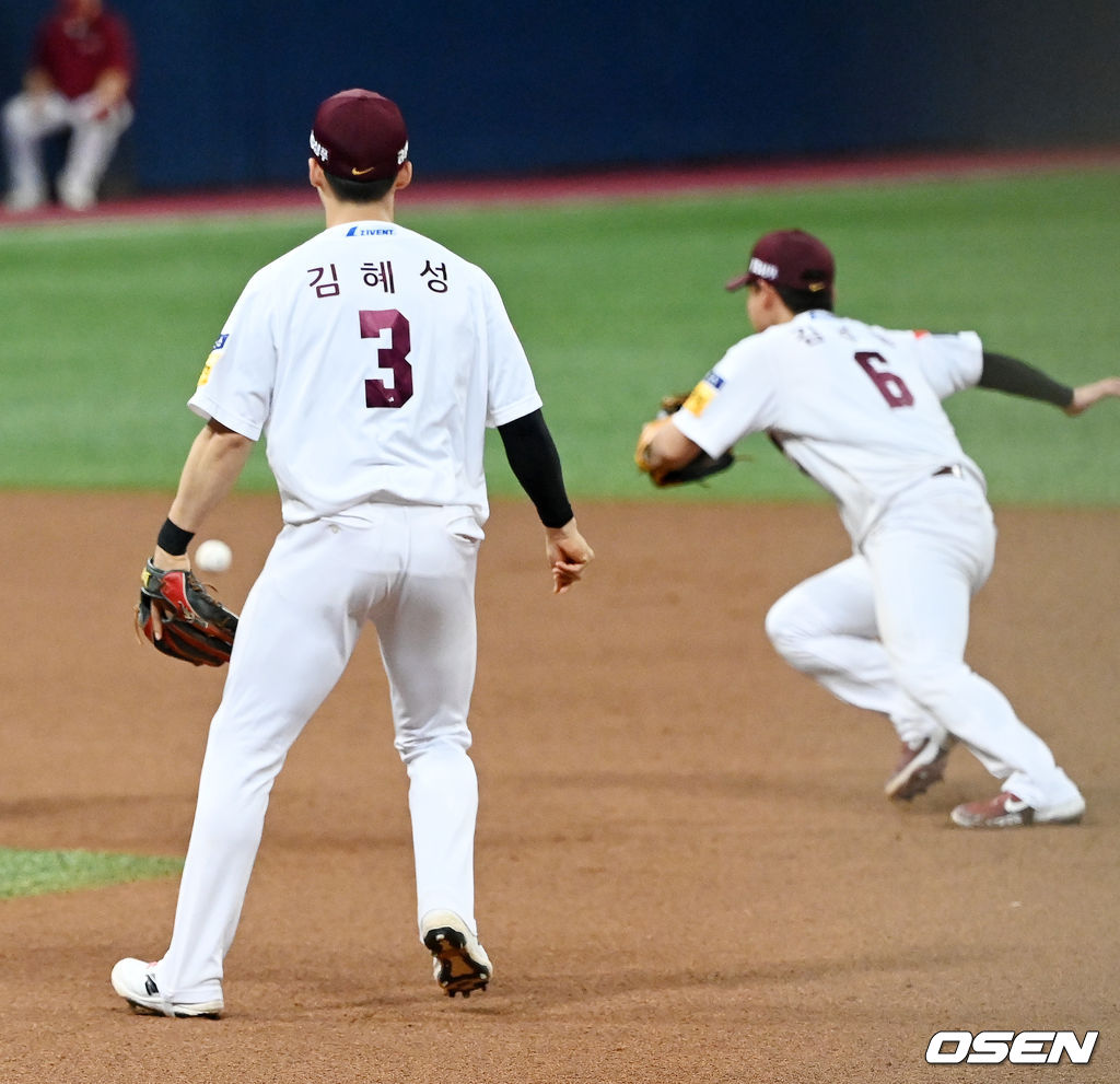 10일 오후 서울 고척 스카이돔에서 ‘2021 신한은행 SOL KBO 리그’ 키움 히어로즈와 KIA 타이거즈의 경기가 열렸다.8회초 1사 1, 2루에서 키움 2루수 김혜성이 KIA 김선빈의 타구를 잡아 2루에 악송구를 던지면서 만루위기에 처하고 있다. 21.09.10/rumi@osen.co.kr