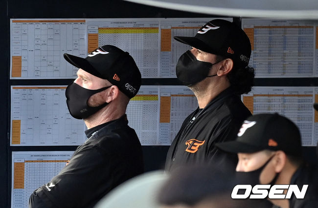 한화 수베로 감독이 경기를 지켜보고 있다. 2021.09.10 /cej@osen.co.kr