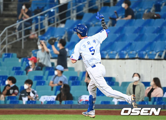 5회말 무사에서 삼성 구자욱이 우월 솔로 홈런을 치고 환호하고 있다. 구자욱은 이 홈런으로 7년 연속 200루타를 기록했다. 2021.09.10 /sunday@osen.co.kr