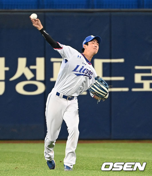 7회초 1사 2루 KT 심우준의 안타 때 삼성 구자욱이 홈으로 송구하고 있다. 2021.09.10 /sunday@osen.co.kr