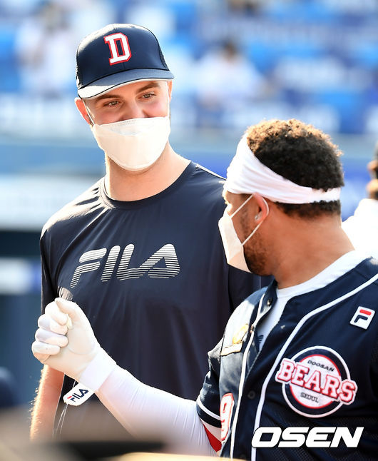 두산이 외국인 특급 워커 로켓을 앞세워 삼성을 제압했다.두산은 30일 대구삼성라이온즈파크에서 열린 원정 경기에서 4-2로 이겼다.경기 종료 후 두산 로켓, 페르난데스가 기쁨을 나누고 있다. 21.05.30 /ksl0919@osen.co.kr