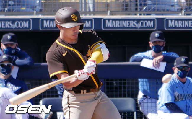 [OSEN=피오리아(미 애리조나주), 이사부 통신원]샌디에이고 김하성이 첫 타석에서 초구를 공략했으나 좌익수 플라이타구를 치고 있다.  /lsboo@osen.co.kr