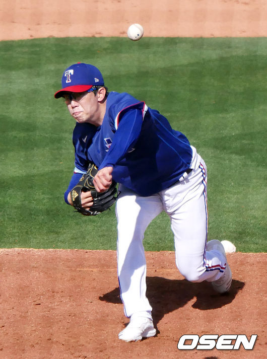 [OSEN=서프라이즈(미 애리조나주), 이사부 통신원]양현종이 힘차게 볼을 뿌리고 있다. /lsboo@osen.co.kr