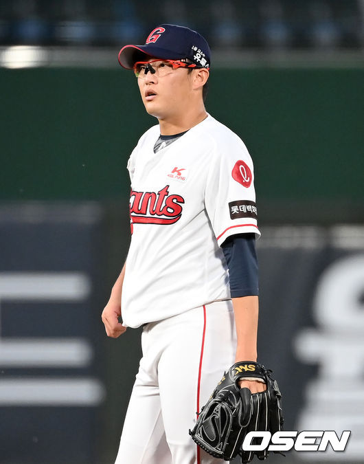 19일 오후 부산 사직야구장에서 '2021 신한은행 SOL KBO리그' 롯데 자이언츠와 키움 히어로즈의 경기가 열렸다.1회초 2사 1루 롯데 선발 박세웅이 키움 박동원에게 선취 2점 홈런을 허용한 뒤 아쉬워하고 있다. 2021.08.19 /ksl0919@osen.co.kr