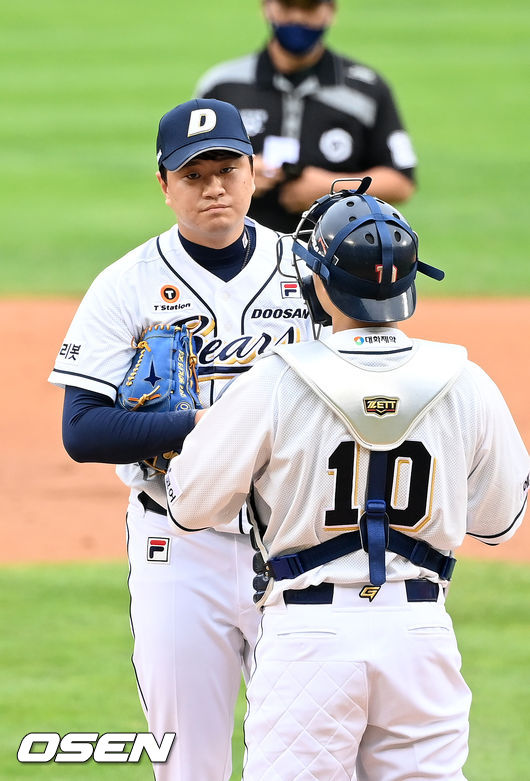 1회초 1사 1,3루에서 한화 김태연에게 좌중간 2타점 적시 2루타를 허용한 두산 선발 이영하가 박세혁과 얘기를 나누고 있다. 21.08.22/ rumi@osen.co.kr