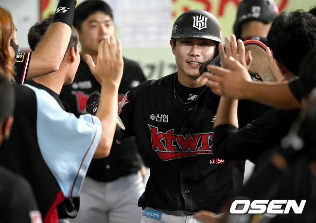 9일 오후 대구삼성라이온즈파크에서 ’2021 신한은행 SOL KBO리그’ 삼성 라이온즈와 KT 위즈의 경기가 열렸다.9회초 1사 2루 상황 KT 황재균의 다시 앞서가는 1타점 2루타 때 홈을 밟은 주자 심우준이 더그아웃 동료들과 인사를 나누고 있다. 2021.09.09 / dreamer@osen.co.kr