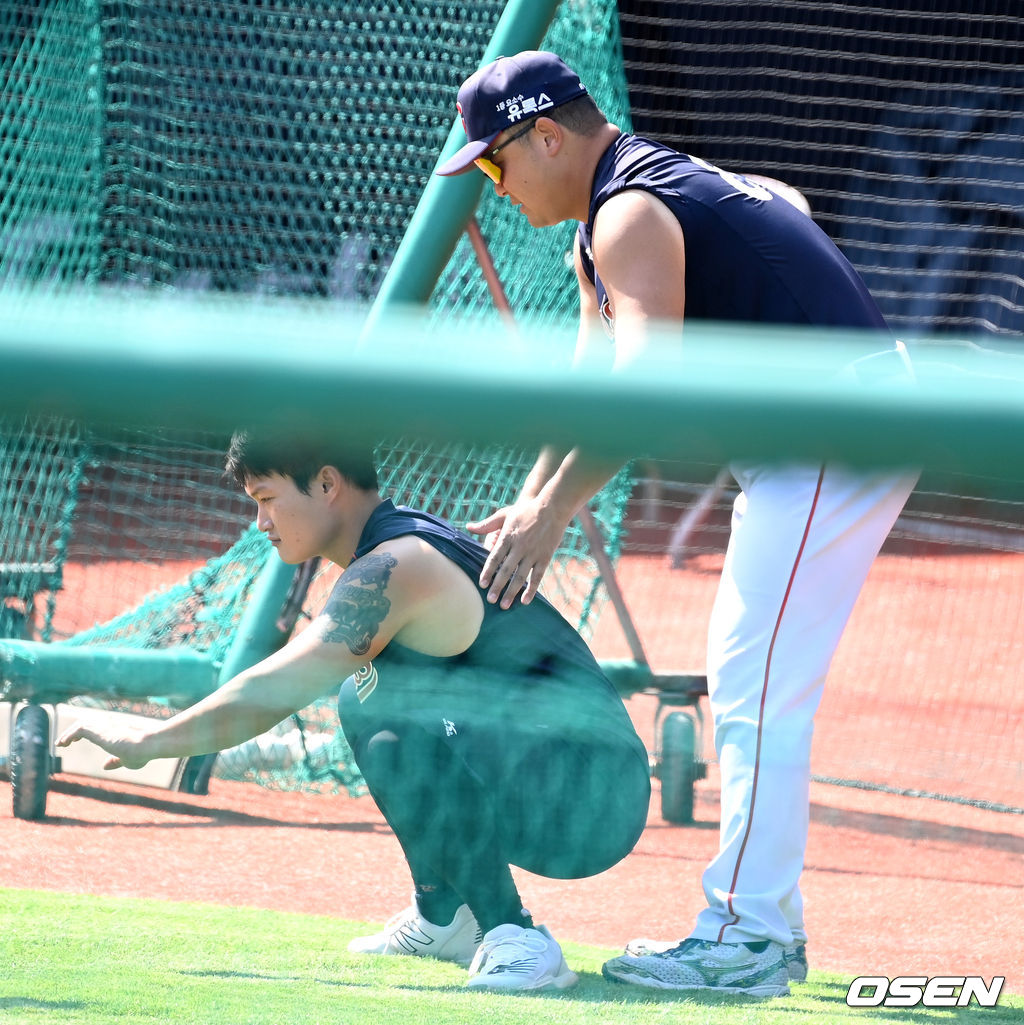 11일 오후 부산 사직야구장에서 ’2021 신한은행 SOL KBO리그’ 롯데 자이언츠와 키움 히어로즈의 경기가 열린다.경기를 앞두고 롯데 최현 코치와 안중열이 훈련 하고 있다. 2021.09.11 / dreamer@osen.co.kr