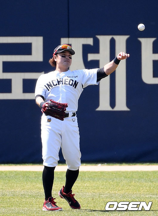 30일 서울 잠실야구장에서 2021년 KBO리그 LG 트윈스와 SSG 랜더스의 시범경기가 열렸다.3회말 1사에서 SSG 추신수가 LG 홍창기를 우익수 플라이로 처리하고 있다. /sunday@osen.co.kr