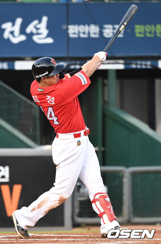 6회초 2사 주자없는 상황 SSG 최정이 추격의 좌월 솔로포를 날리고 있다. 2021.06.19 / dreamer@osen.co.kr