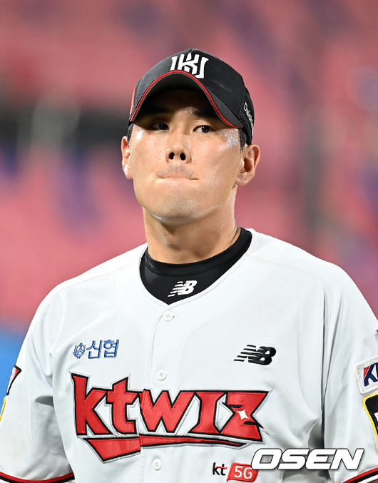 8회초 1사 만루에 마운드에 오른 KT 김재윤이 리드를 지키지 못하고 역전을 허용하며 아쉬워하고 있다. 2021.08.28 /jpnews@osen.co.kr