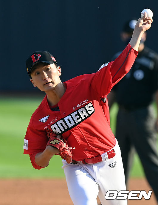 1회말 SSG 선발 김건우가 힘차게 공을 던지고 있다. 2021.09.11 /cej@osen.co.kr