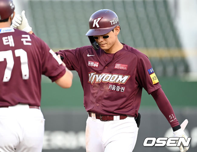 11일 오후 부산 사직야구장에서 ’2021 신한은행 SOL KBO리그’ 롯데 자이언츠와 키움 히어로즈의 경기가 열렸다.3회초 1사 주자없는 상황 키움 이정후가 안타를 날리고 1루에 안착해 기뻐하고 있다. 2021.09.11 / dreamer@osen.co.kr