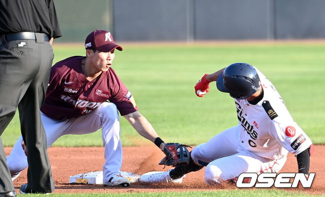 11일 오후 부산 사직야구장에서 ’2021 신한은행 SOL KBO리그’ 롯데 자이언츠와 키움 히어로즈의 경기가 열렸다.1회말 2사 2루 상황 롯데 전준우가 안타를 날리고 2루까지 뛰었지만 키움 2루수 김혜성의 태그에 걸려 아웃되고 있다. 2021.09.11 / dreamer@osen.co.kr