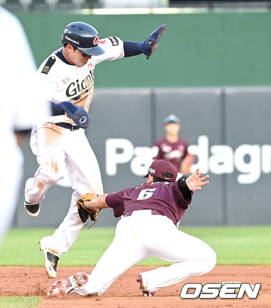 11일 오후 부산 사직야구장에서 ’2021 신한은행 SOL KBO리그’ 롯데 자이언츠와 키움 히어로즈의 경기가 열렸다.2회말 무사 1, 2루 상황 롯데 안중열 타석 때 견제에 걸린 2루 주자 정훈이 키움 유격수 김주형의 태그를 피하기 위해 점프하고 있다. 정훈은 2루 아웃 판정. 2021.09.11 / dreamer@osen.co.kr