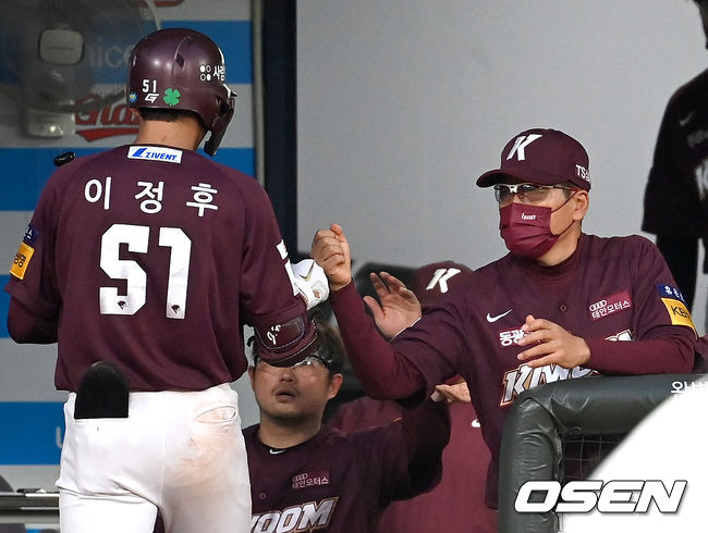 5회초 무사 선두타자로 나선 키움 이정후가 다시 앞서가는 우월 솔로포를 날리고 홍원기 감독과 인사를 나누고 있다. 2021.09.11 / dreamer@osen.co.kr
