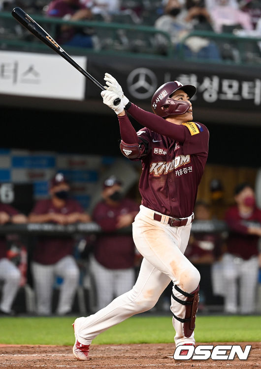 5회초 무사 선두타자로 나선 키움 이정후가 다시 앞서가는 우월 솔로포를 날리고 있다. 2021.09.11 / dreamer@osen.co.kr
