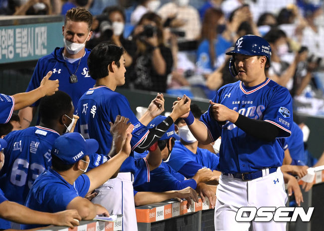 8회초 1사 1루에서 삼성 오재일이 좌중간 적시 2루타를 치고 교체되며 더그아웃에서 동료들의 축하를 받고 있다. 2021.09.11 /sunday@osen.co.kr