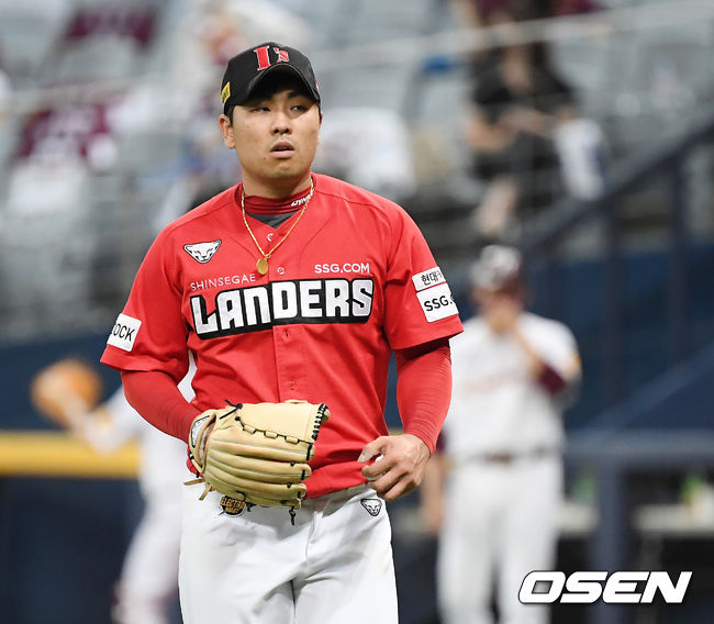 8일 오후 서울 고척스카이돔에서 ‘2021 신한은행 SOL KBO 리그’ 키움 히어로즈와 SSG 랜더스의 경기가 열렸다.8회말 SSG 김택형이 이닝을 마친 뒤 더그아웃으로 들어오고 있다. 2021.07.08/youngrae@osen.co.kr