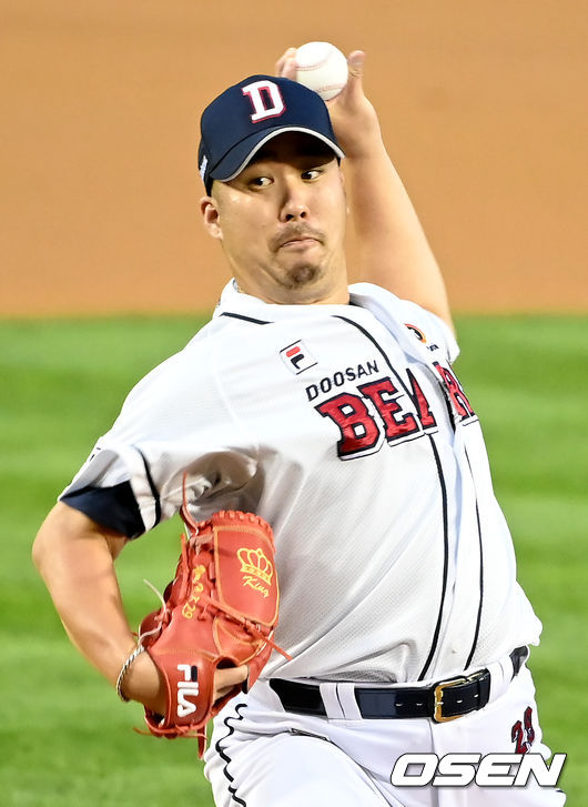 1일 오후 서울 잠실야구장에서 ‘2021 신한은행 SOL KBO 리그’ 두산 베어스와 KIA 타이거즈의 더블헤더 2차전 경기가 열렸다.1회초 두산 선발 유희관이 마운드에 올라 힘차게 공을 뿌리고 있다. 2021.09.01/ksl0919@osen.co.kr
