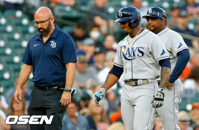[사진] 11일(한국시간) 디트로이트와의 원정 경기 1회서 햄스트링에 통증을 느껴 덕아웃으로 들어오고 있는 탬파베이의 원더 프랑코(가운데). ⓒGettyimages(무단전재 및 재배포 금지)