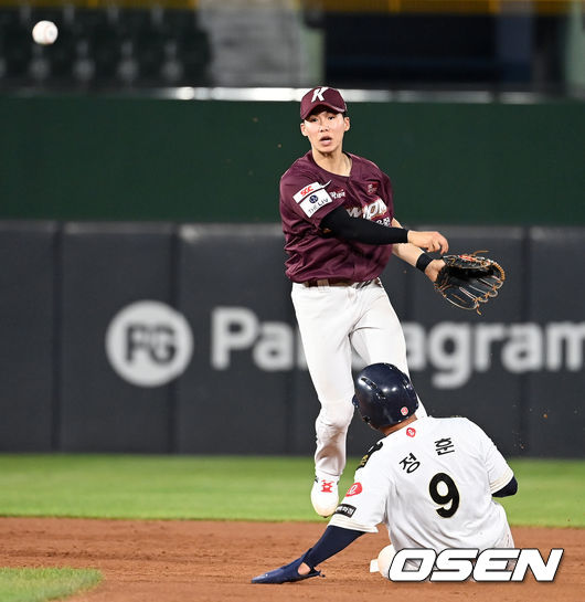 6회말 무사 1, 2루 상황 롯데 한동희의 병살타 때 키움 2루수 김혜성이 주자 정훈을 포스아웃 시킨 뒤 1루로 송구하고 있다. 2021.09.11 / dreamer@osen.co.kr