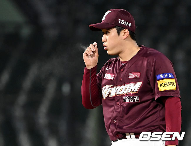 5회말 투구를 앞둔 키움 선발 최원태가 손에 뭊은 로진을 불고 있다. 2021.09.11 / dreamer@osen.co.kr