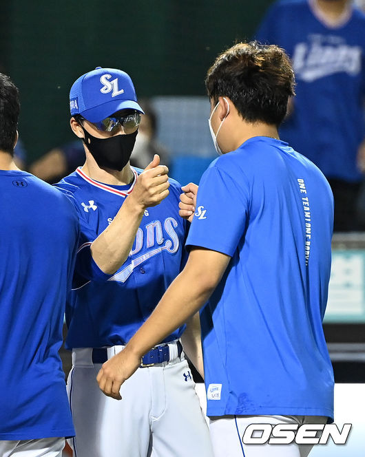 삼성이 호세 피렐라의 결승타에 힘입어 한화전 3연승을 달렸다. 삼성은 11일 대전 한화전에서 5-4로 승리했다. 지난달 18일 대전 경기 이후 한화전 3연승.경기 종료 후 삼성 허삼영 감독이 심창민과 승리의 기쁨을 나누고 있다. 2021.09.11 