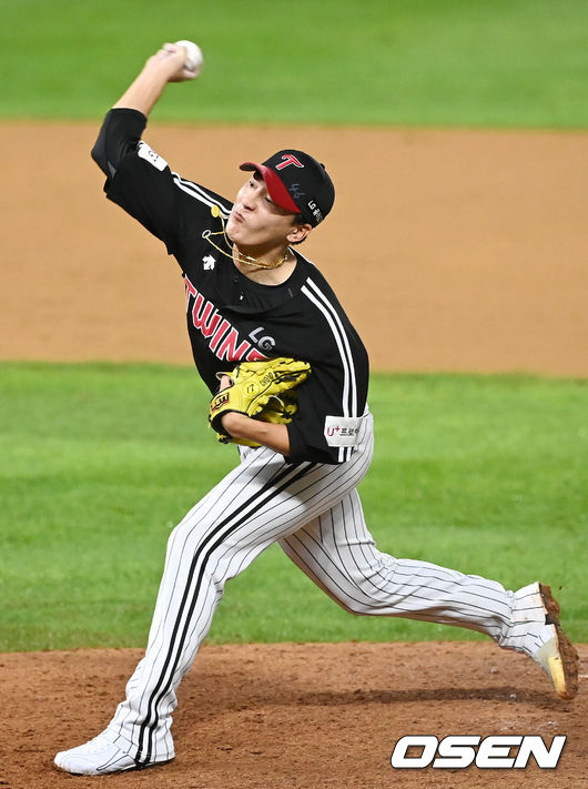 8회말 마운드에 오른 LG 최동환이 힘차게 공을 뿌리고 있다. 21.09.08/rumi@osen.co.kr