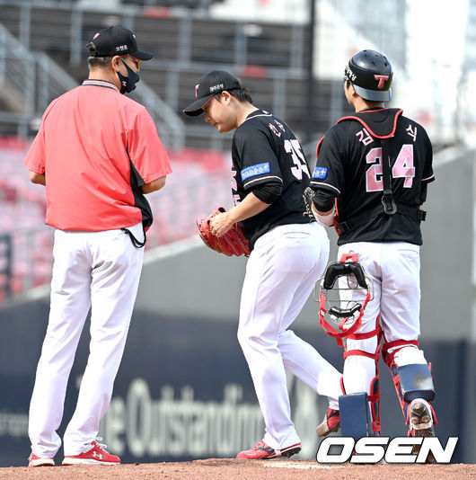 12일 오후 광주기아챔피언스필드에서 ‘2021 신한은행 SOL KBO리그’ KIA 타이거즈와 NC 다이노스의 더블헤더 1차전이 열렸다.4회초 2사2, 3루 상황 KIA 선발 한승혁이 마운드를 내려가고 있다. 2021.09.12 / dreamer@osen.co.kr